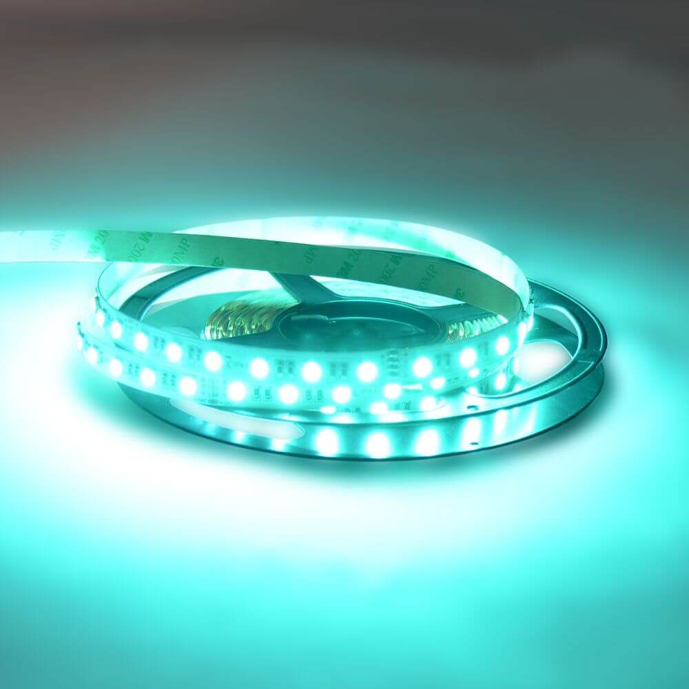 18 W/m RGBW Warmweiß 24V 5m LED-Strip IP20 auf einer Rolle, leuchtend in Türkis.