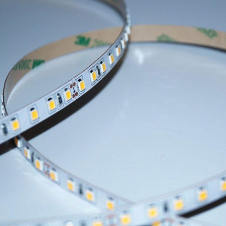 5m LED-Strip 19 W/m CRI 92 Warmweiß IP20 auf glänzendem Hintergrund mit SMD 2835 LEDs.