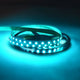 36 W/m RGBW Warmweiß 24V 5m LED-Strip IP20 mit blauem Licht in einer Rolle auf dunklem Hintergrund