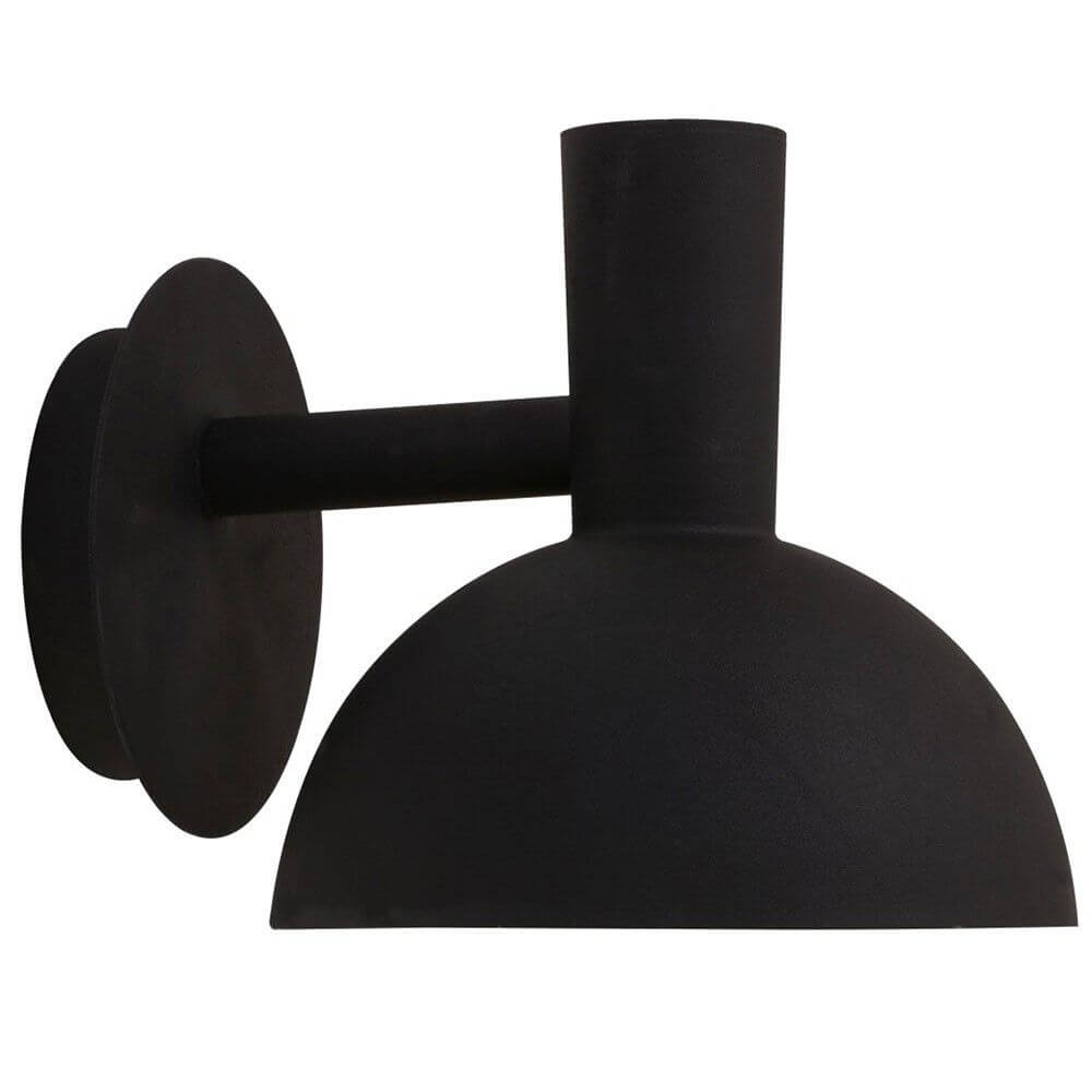 Arki Wandleuchte in Schwarz mit kuppelartigem Lampenschirm für elegante Außenbeleuchtung.