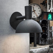 Arki udendørs væglampe sort monteret på væg, minimalistisk design lys til udendørs brug.