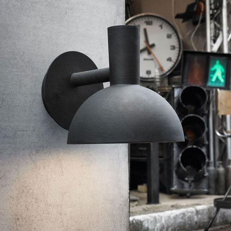 Arki udendørs væglampe sort monteret på væg, minimalistisk design lys til udendørs brug.