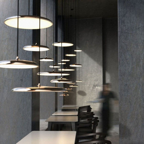 Artist 40 LED Pendelleuchte Grau in stilvollem Raum, ideal für Arbeitslicht und Dekoration.