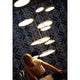 Artist 40 LED Pendelleuchte Grau über einem Tisch, stilvolle und effiziente Beleuchtung für modernes Wohndesign.