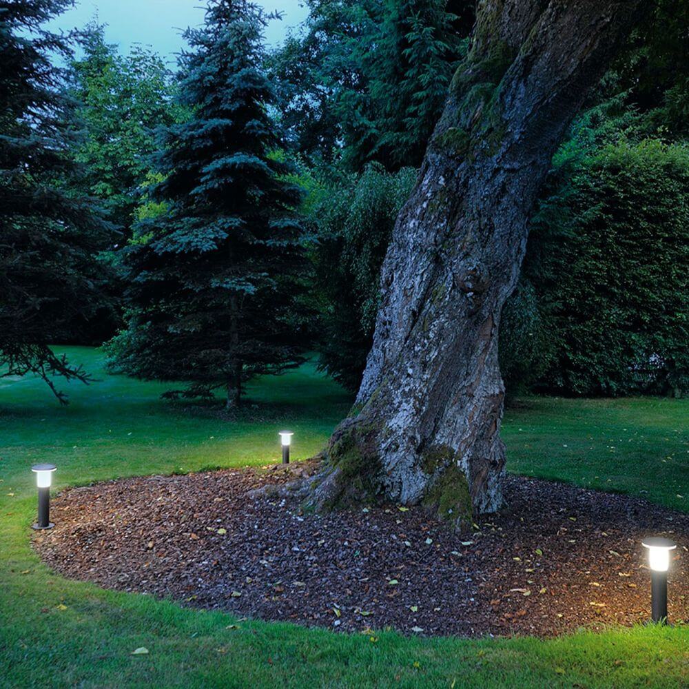 Alpa Mushroom 40 Stehleuchte Steingrau E27 ESL max. 24W IP55 beleuchtet den Garten unter einem Baum.
