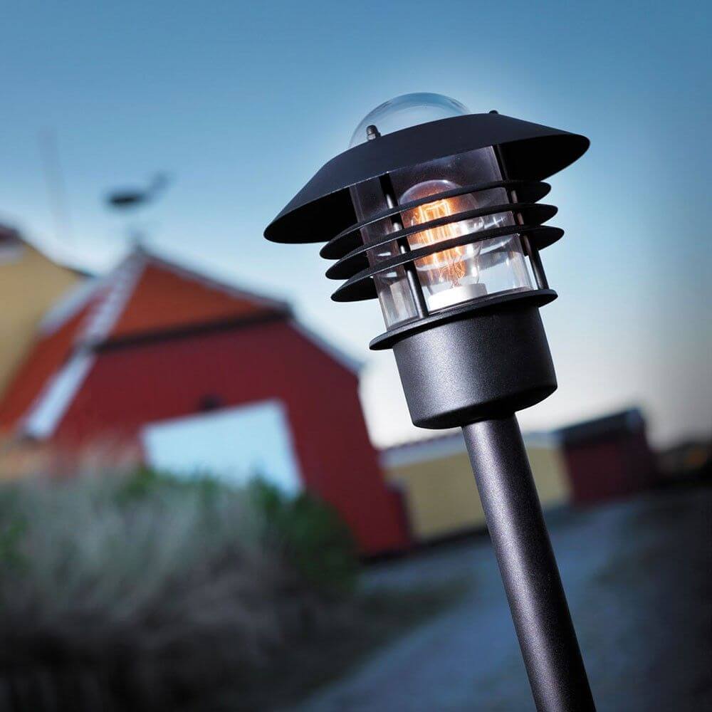 Vejers Außen-Stehleuchte Schwarz beleuchtet den Weg mit klassischem Design und stimmungsvollem Licht.