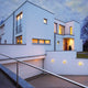 Moderne Architektur eines Hauses mit BULAN Deckenleuchte rund silbergrau E14 max. 60W satiniertes Glas an der Fassade.