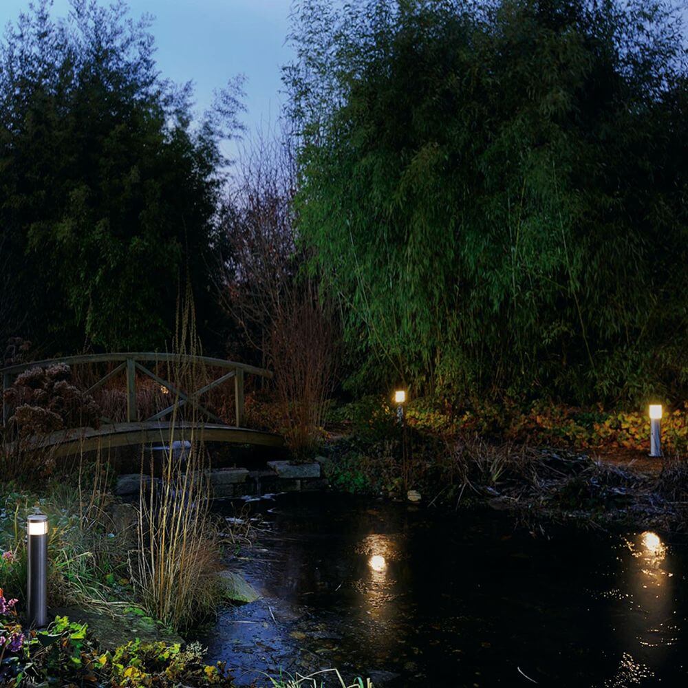 VAP SLIM 60 Stehleuchte Edelstahl gebürstet E27 max. 20W im Gartenbeleuchtungsszenario bei Nacht.