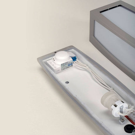 Meridian Box Wandleuchte silbergrau E27 max. 20W mit Sensor - Detailansicht der montierten Sensor-Technologie.