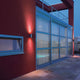 New Myra Up & Down Wandleuchte silbergrau 2xGU10 max. 2x35W IP55 an eleganter Hausfassade im Abendlicht