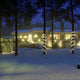 24V LED System Lichtervorhang mit 200 warmweißen LED umgibt ein winterliches, beleuchtetes Haus.