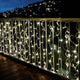 24V LED System Lichtervorhang mit 200 warmweißen LED auf einem Balkon, stimmungsvolles Licht in der Dämmerung.