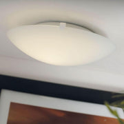 Plafonnier standard blanc avec abat-jour en verre opalin blanc, idéal pour la salle de bains, le couloir ou la chambre d’enfant.