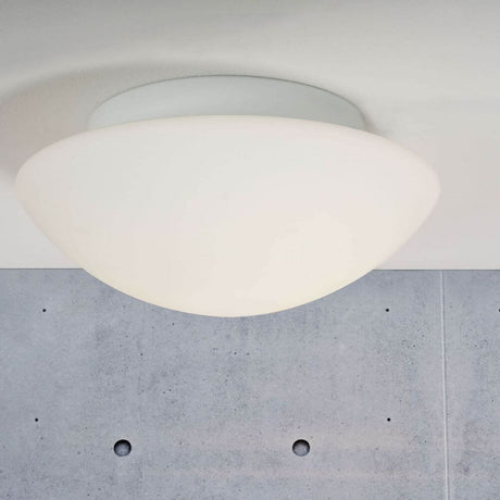 Lampada da soffitto Ufo Maxi bianca, lampada da soffitto minimalista in vetro opalino bianco con design chic.