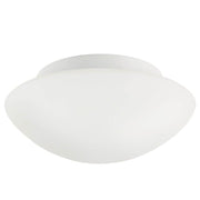 Ufo Maxi taklampa Vit av vitt opalglas med minimalistisk design och en diameter på 3 cm.
