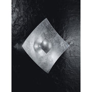 Quadrangolo Silber Wand- & Deckenleuchte Blattfolienversilbert 18cm auf schwarzem Hintergrund.