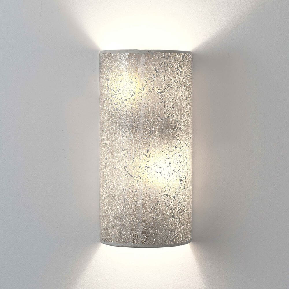 Wandleuchte 2-flammig Narziso Glasmosaik Silber an der Wand, elegantes Design mit Glasmosaik-Oberfläche.