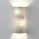 Wandleuchte 2-flammig Narziso Glasmosaik Silber an der Wand, elegantes Design mit Glasmosaik-Oberfläche.