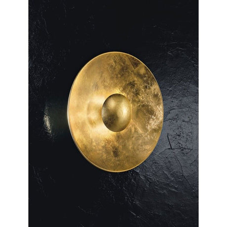 Aura Sol Gold lampada da parete e da soffitto Ø 90 cm su parete nera, design elegante con superficie dorata.