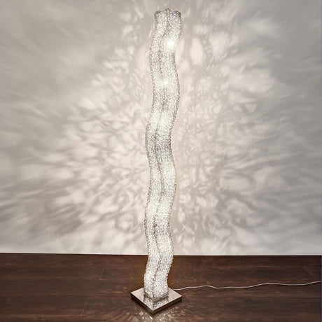 Candeeiro de pé de 8 luzes Rifugio em alumínio-metal cromado prateado, forma elegante com reflexos de luz únicos.