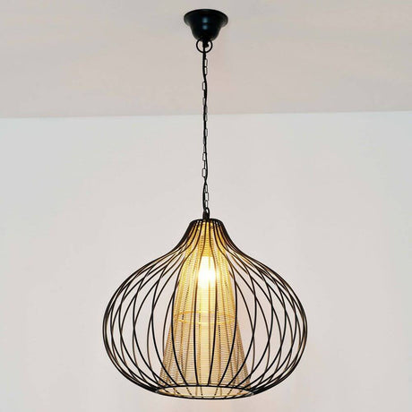Lámpara colgante Capello Gross hierro negro-dorado en una habitación moderna, diseño elegante con acabado negro-dorado.