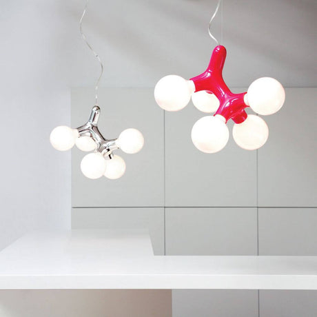 Lampada a sospensione DNA Double-5 nera dal design moderno con lampade a sfera bianche.