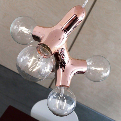 Lampada a sospensione DNA Double-5 in rame con moderne lampadine in una forma unica.