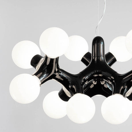Lampa wisząca DNA Quattro-9.3 czarna z białymi i czarnymi modułami.