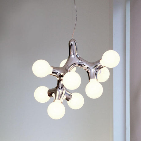 Lampada a sospensione DNA Quattro-9.2 grigia con più sorgenti luminose e struttura organica in uno spazio moderno