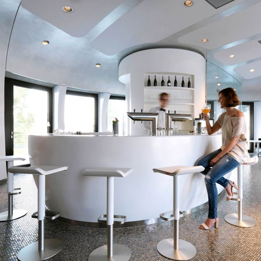 Modernes Interieur mit Moree Barhocker Ed höhenverstellbar Anthrazit an einer eleganten Bar.