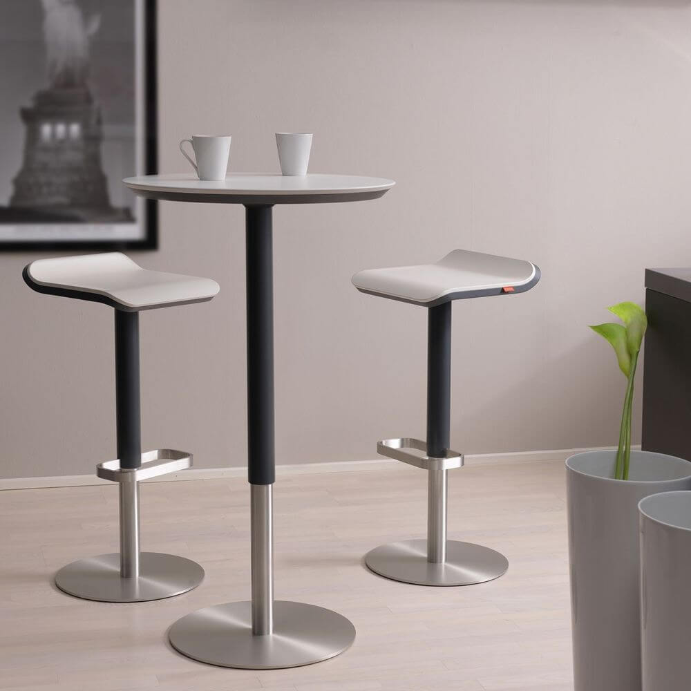Moree Barhocker Ed höhenverstellbar Anthrazit an einem modernen Bartisch, 360 Grad drehbar.