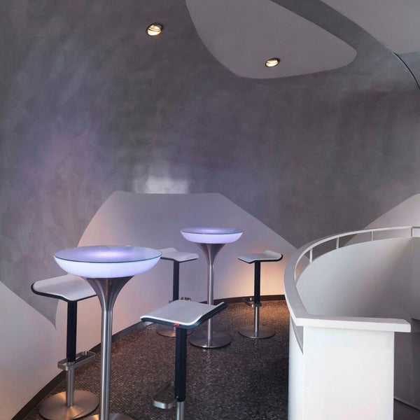 Stylische Bar mit Moree Barhocker Ed höhenverstellbar Anthrazit und futuristischem Design in modernem Ambiente.