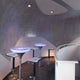 Stylische Bar mit Moree Barhocker Ed höhenverstellbar Anthrazit und futuristischem Design in modernem Ambiente.