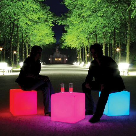 Moree Akku LED sædekvadrat Cube med farveskift IP54 i en oplyst park om natten.
