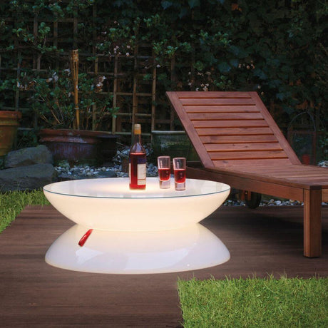 Stół Moree Lounge Outdoor z delikatnym oświetleniem, idealny do użytku na zewnątrz i stylowych przyjęć w ogrodzie.