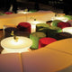 Mehrfarbige Sitzmöbel und Tische im Ambiente mit der Moree Outdoor LED Tisch Lounge.