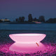 Moree Outdoor LED Tisch Lounge mit bunten LEDs bei Nacht am Wasser. Perfekt für den Außenbereich.
