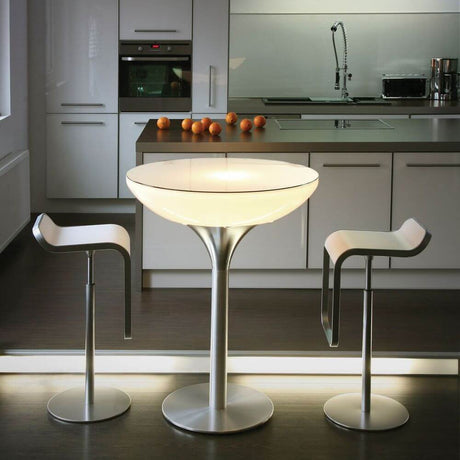 Stół Moree Lounge Table 105 cm w nowoczesnej kuchennej aranżacji z krzesłami i źródłem światła.