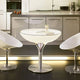 Moree Lounge Table Outdoor Stehtisch 105cm in modernem Design mit eleganten Stühlen in stilvollem Küchenambiente.