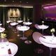 Moree Lounge Table Outdoor Stehtisch 105cm in modernem Restaurant mit stilvollen Tischen und dekorativen Blumen.