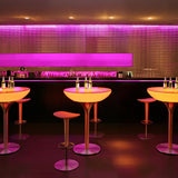 Beleuchtete Lounge-Tische in modernem Design, pinke LED-Hintergrundbeleuchtung in stilvollem Bar-Ambiente.