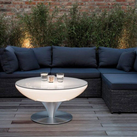 Moree Lounge Table Outdoor tafel 45 cm op een terras met stijlvolle sofa en decoratieve glazen containers.