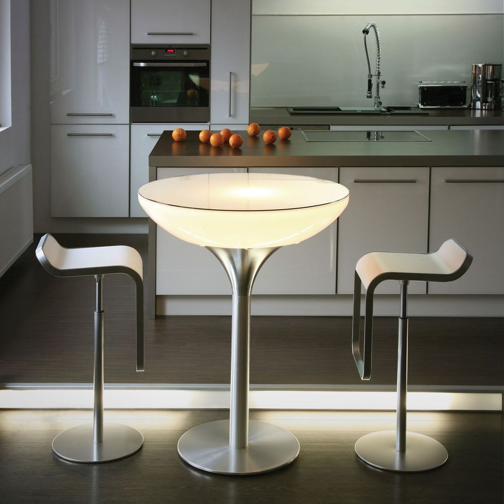 Moderne Moree Lounge Tisch in Küche, leuchtend, einzigartiges Design mit zwei stilvollen Barhockern.