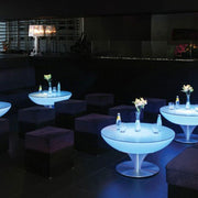 Moree Lounge Table LED Tafel Pro 45 cm in een stijlvol interieur met kleurrijk licht.