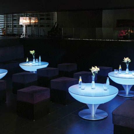 Stół Moree Lounge Table LED Pro 45 cm w stylowym wnętrzu z kolorowym światłem.