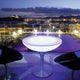Moree Lounge Table Outdoor Tisch 55cm bei Nacht mit schöner Aussicht auf Hafen und Pool.