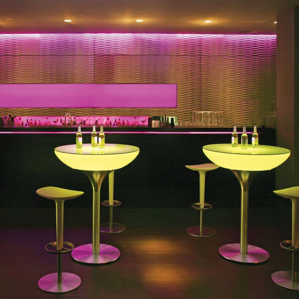 Moree Lounge Table LED tavolo Pro 55 cm in un bar elegante con luci LED colorate.