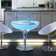 Moree Lounge Table LED table Pro 75 cm dans une cuisine moderne avec table éclairée et chaises blanches.