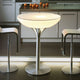 Moderne Lounge-Tisch mit LED-Beleuchtung, stilvolles Design für Innenräume, perfekt für moderne Küchen.