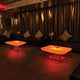Moree Studio 36 LED Couchtisch Pro in stilvollem Lounge-Ambiente mit leuchtenden Farben.